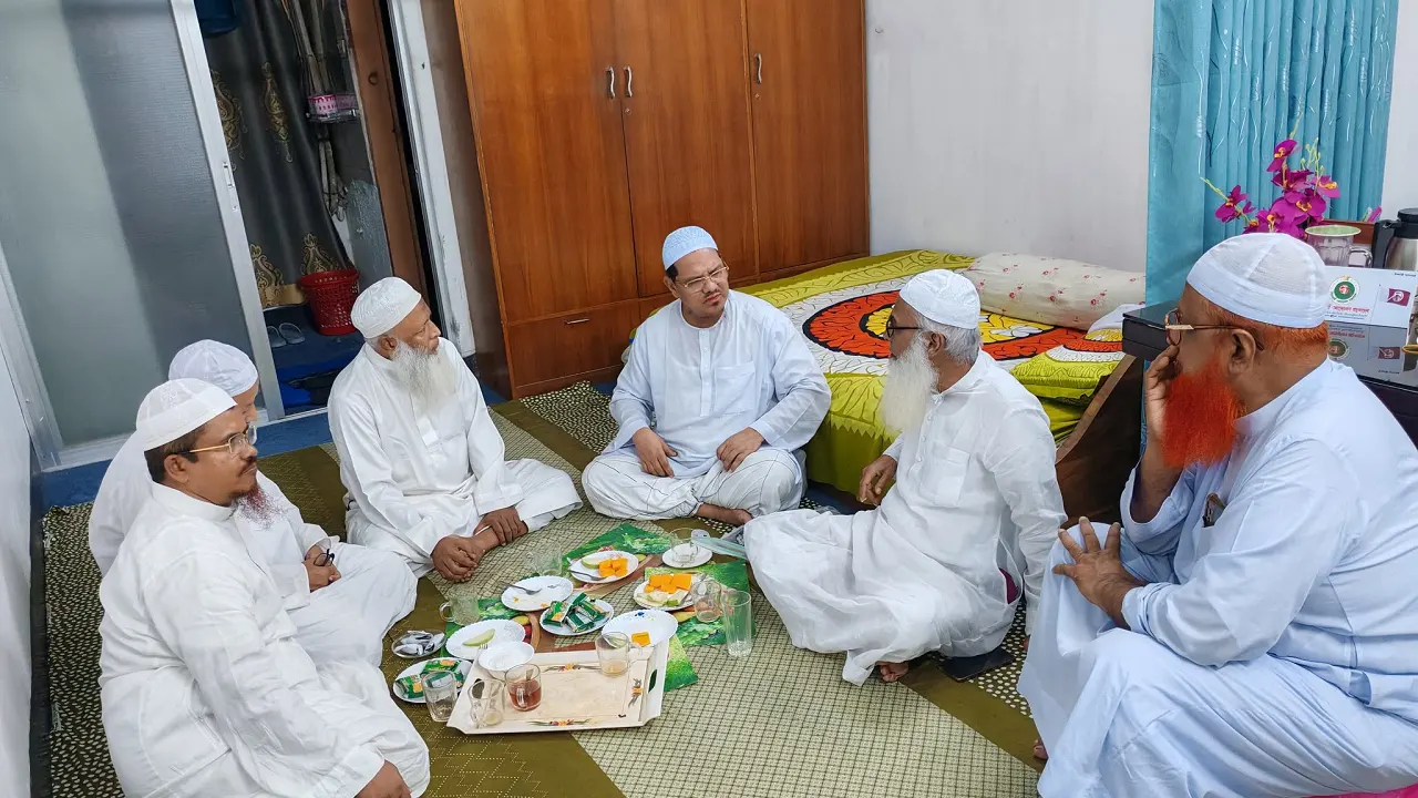 সম্মিলিত খতমে নবুওয়ত পরিষদের প্রতিনিধিদল চরমোনাইয়ের পীরের সঙ্গে সাক্ষাৎ করেছেন। ছবি : কালবেলা