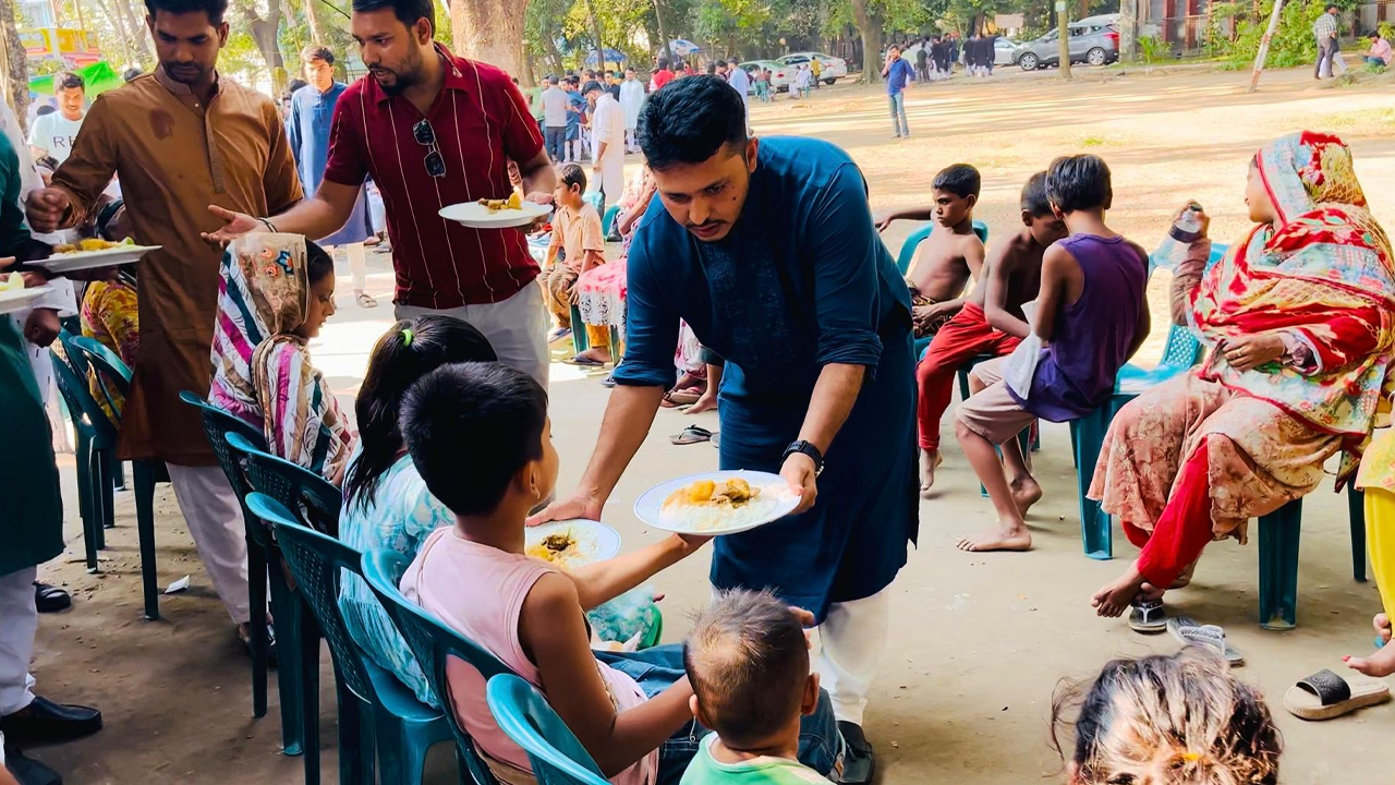 ঢাবিতে পথশিশুদের মাঝে খাবার বিতরণ করেন ছাত্রদলের যুগ্ম সাধারণ সম্পাদক মো. রাজু আহমেদ। ছবি : কালবেলা