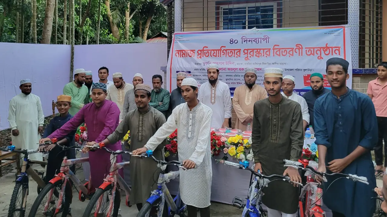 ৪০ দিন জামাতে নামাজ পড়ে বাইসাইকেল পেল ৭ কিশোর
