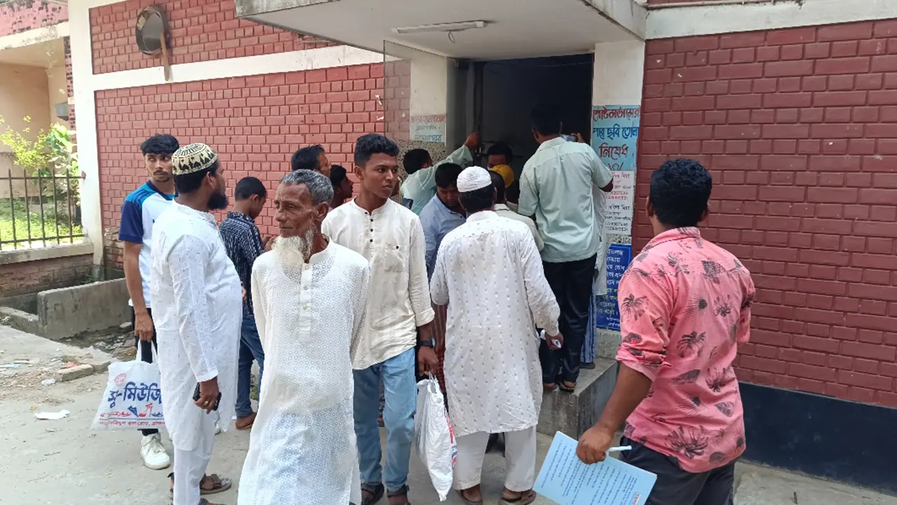 ব্রাহ্মণবাড়িয়ায় ২ ঘণ্টার সংঘর্ষে বৃদ্ধ নিহত, পুলিশ মোতায়েন