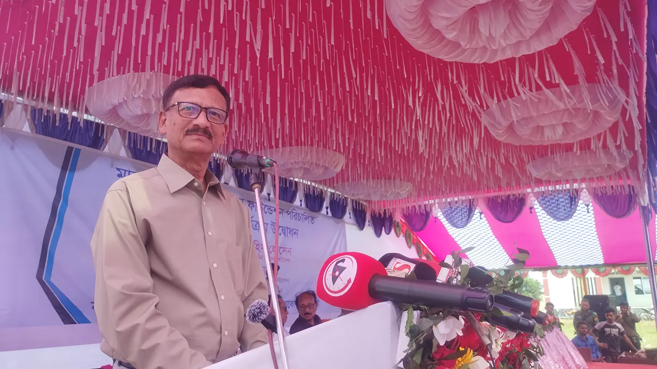নরসিংদীর বেলাবতে স্কুল স্বাস্থ্যসেবা কার্যক্রমের উদ্ধোধন অনুষ্ঠানে বক্তব্য রাখেন পররাষ্ট্র উপদেষ্টা তৌহিদ হোসেন। ছবি : কালবেলা