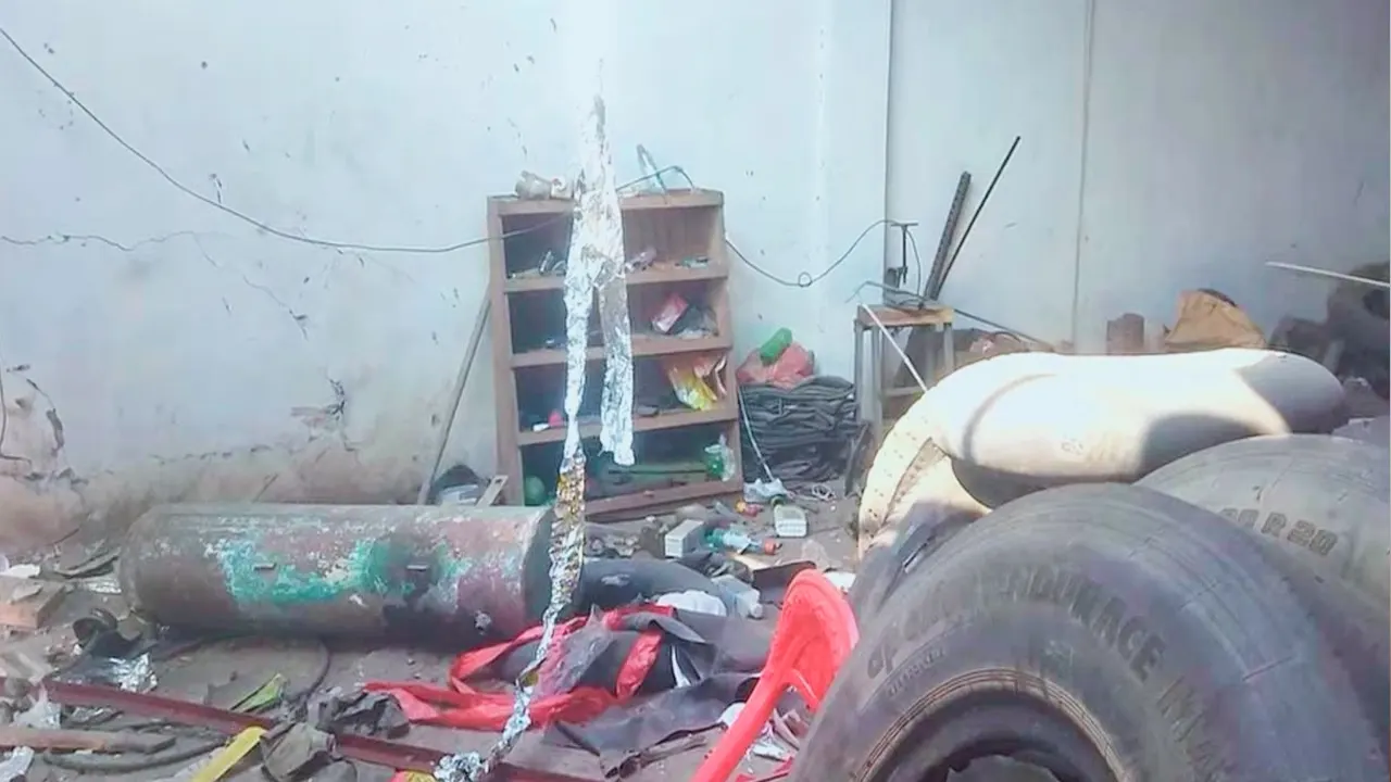 ভলকানাইজিং মেশিন বিস্ফোরণে হাত-পায়ের মাংস উড়ে গেল মিলনের