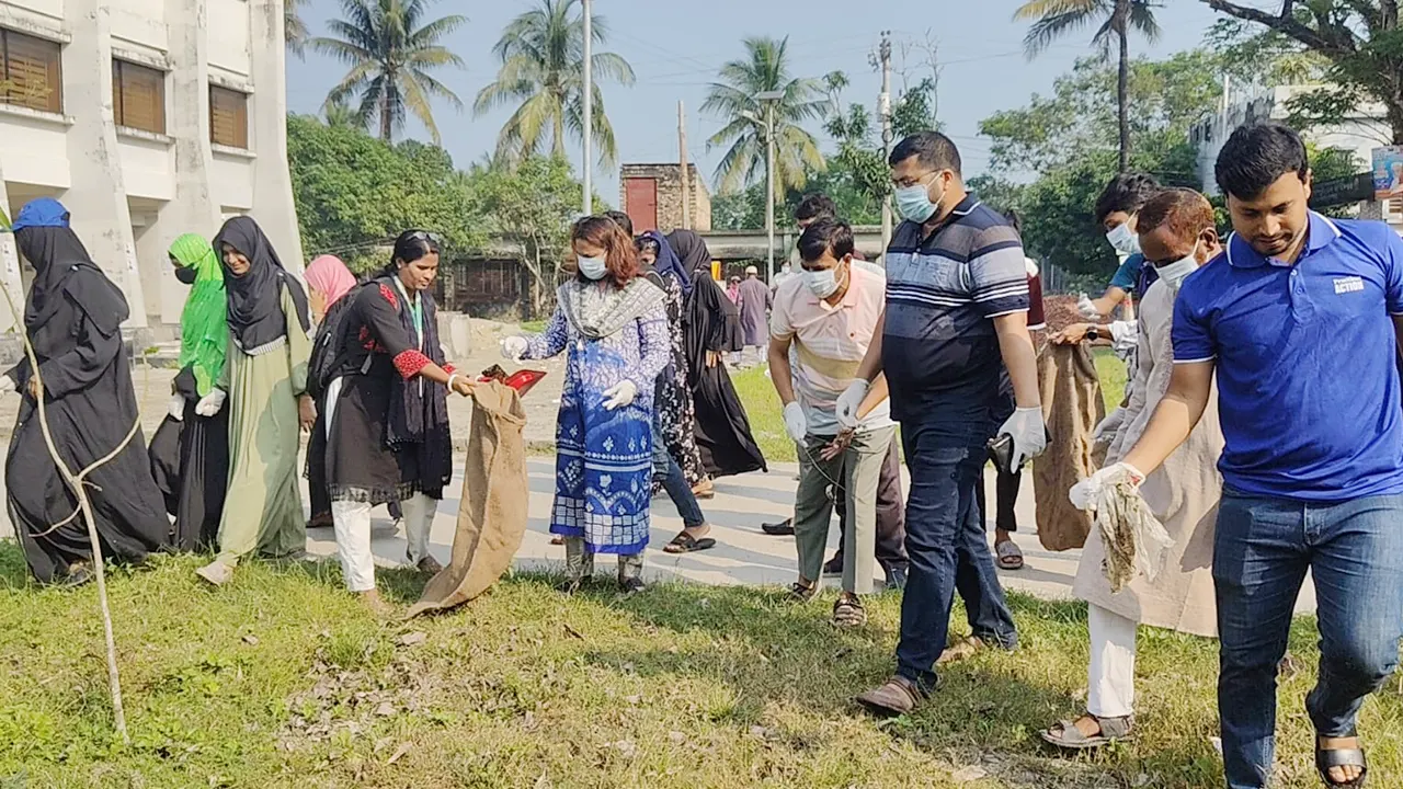 নদী দিয়ে শুরু, সড়ক পরিষ্কার করে দায়িত্ব শেষ করলেন ইউএনও