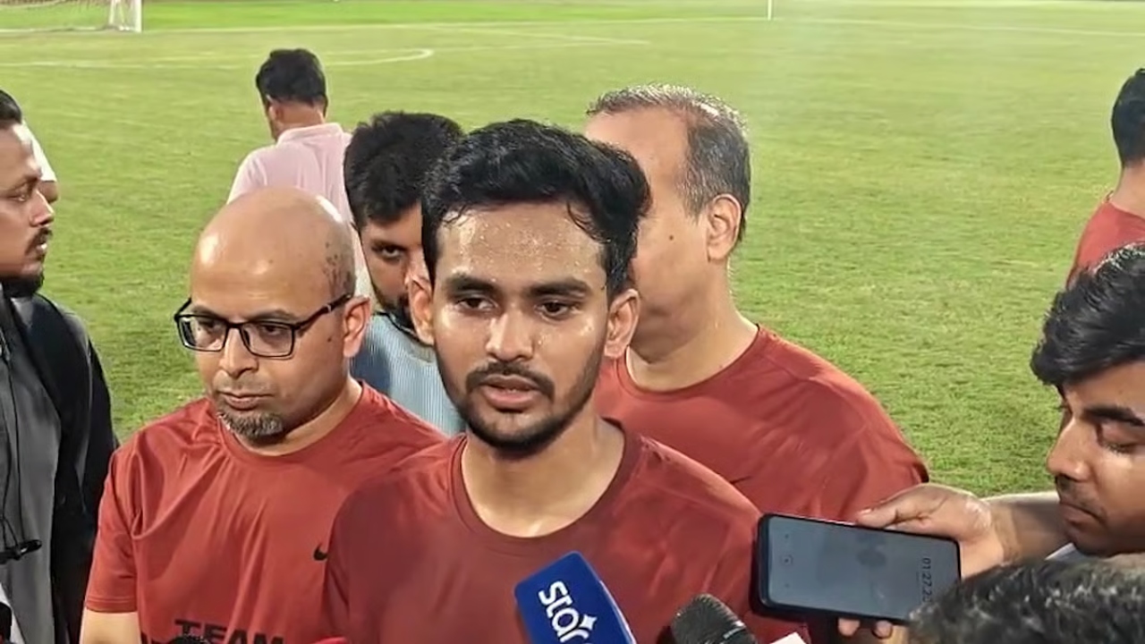 সাংবাদিকদের সঙ্গে কথা বলছেন আসিফ মাহমুদ । ছবি: সংগৃহীত