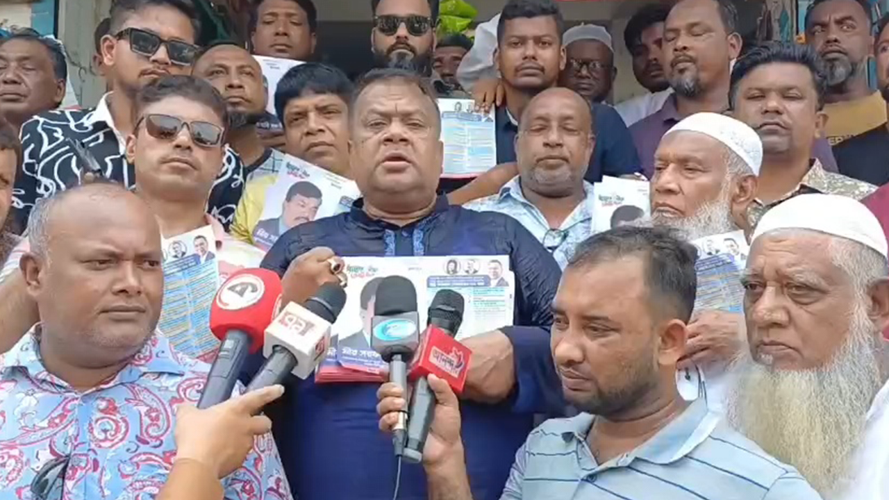 সাংবাদিকদের সঙ্গে আলাপকালে মীর সরফত আলী সপু। ছবি : কালবেলা