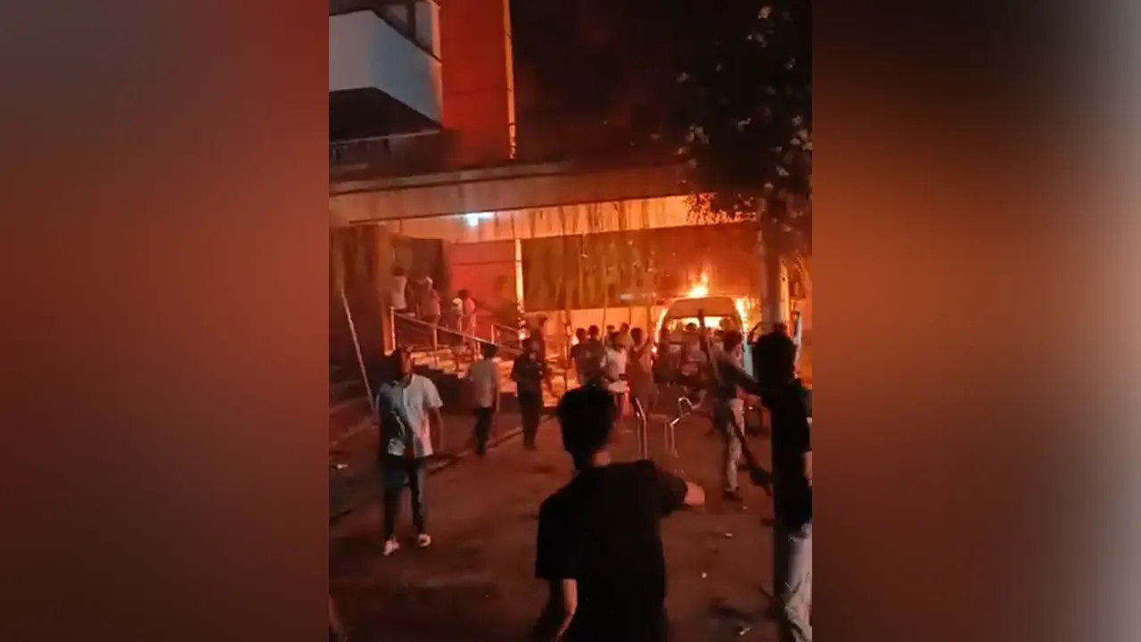 সাভারে সিটি ও ড্যাফোডিল বিশ্ববিদ্যালয়ের শিক্ষার্থীদের মধ্যে সংঘর্ষ হয়েছে। ছবি: সংগৃহীত