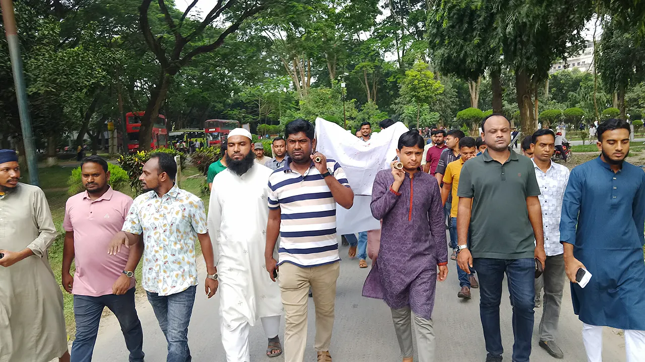 ইবি শিক্ষার্থী সাজিদ হত্যার বিচার দাবিতে প্রতীকী ‘লাশ মিছিল’