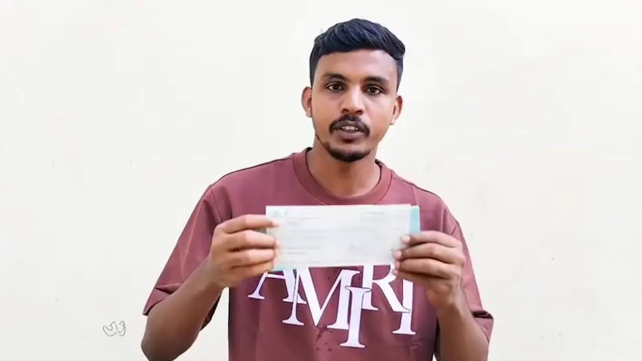 মাইক ভাড়া করে গালাগাল করা সেই যুবককে টাকা দিল ব্যাংক