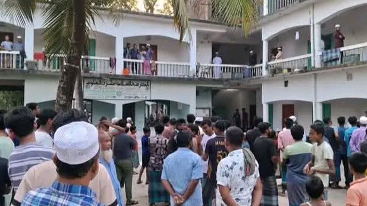 ঘটনাস্থলে উৎসুক জনতার ভিড়। ছবি : কালবেলা