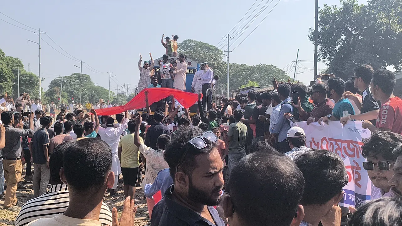 ভৈরবকে জেলা ঘোষণার দাবিতে ট্রেন আটকে বিক্ষোভ