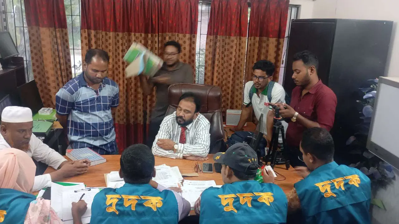 রাণীশংকৈল হাসপাতালে দুদকের অভিযান, পেয়েছে নানা অনিয়ম