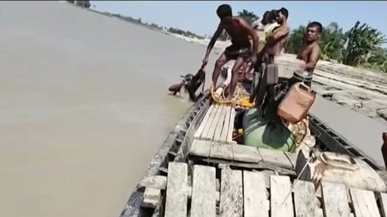 ব্যাটারিচালিত ‘শক মেশিন’ দিয়ে মাছ শিকার