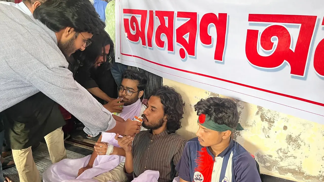 রাবিতে আমরণ অনশন স্থগিত। ছবি : কালবেলা