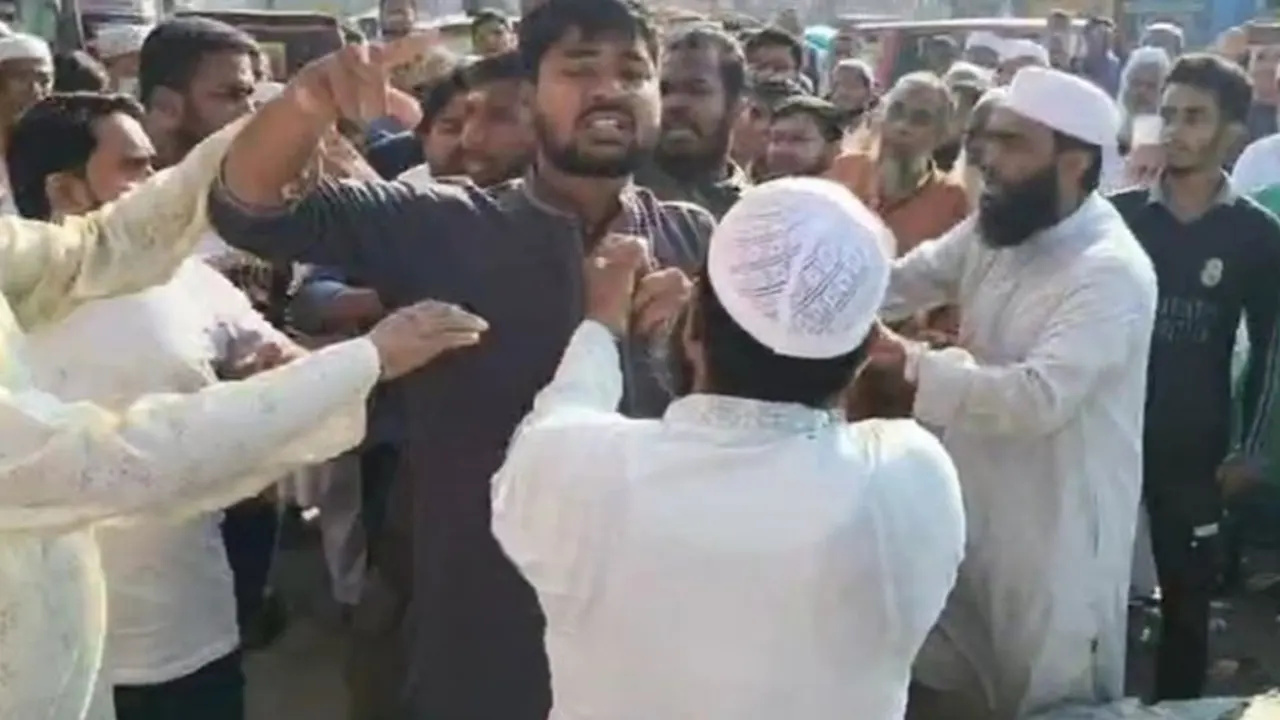 জামায়াত প্রার্থীর মাইক কেড়ে নিলেন নিজ দলের নেতাকর্মীরা