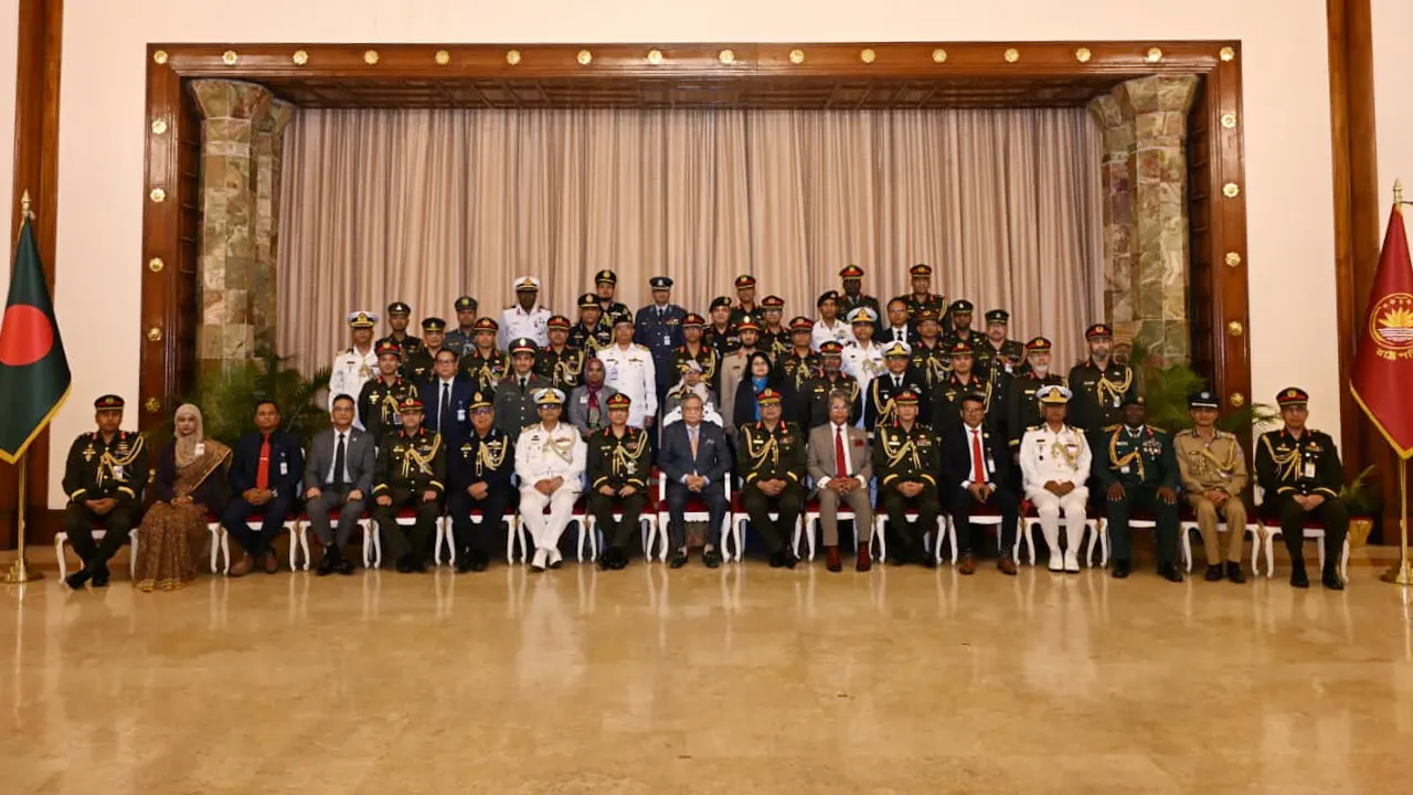 রাষ্ট্রপতির সঙ্গে ন্যাশনাল ডিফেন্স কোর্স-২০২৫ ও আর্মড ফোর্সেস ওয়ার কোর্স-২০২৫-এর প্রতিনিধি দল। ছবি : কালবেলা