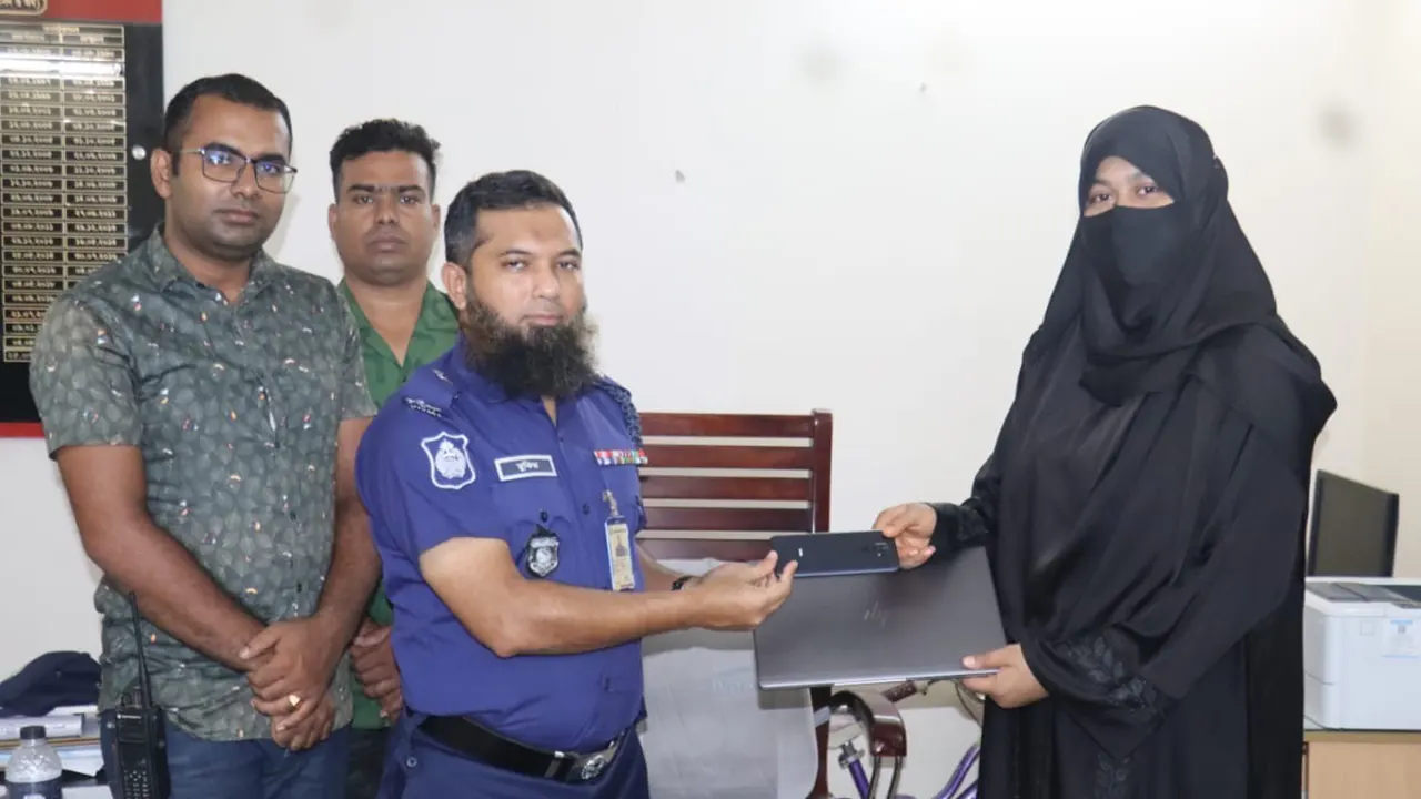 শিক্ষিকার চুরি যাওয়া ল্যাপটপ ও মোবাইল উদ্ধার করল পুলিশ