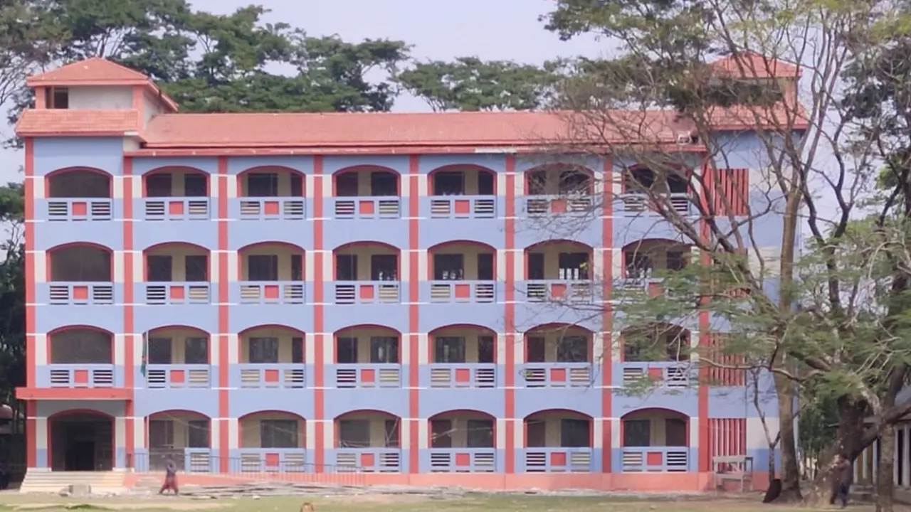 কলেজে ‘টিকটক-লাইকি’ নিষিদ্ধ ঘোষণা করে বিজ্ঞপ্তি