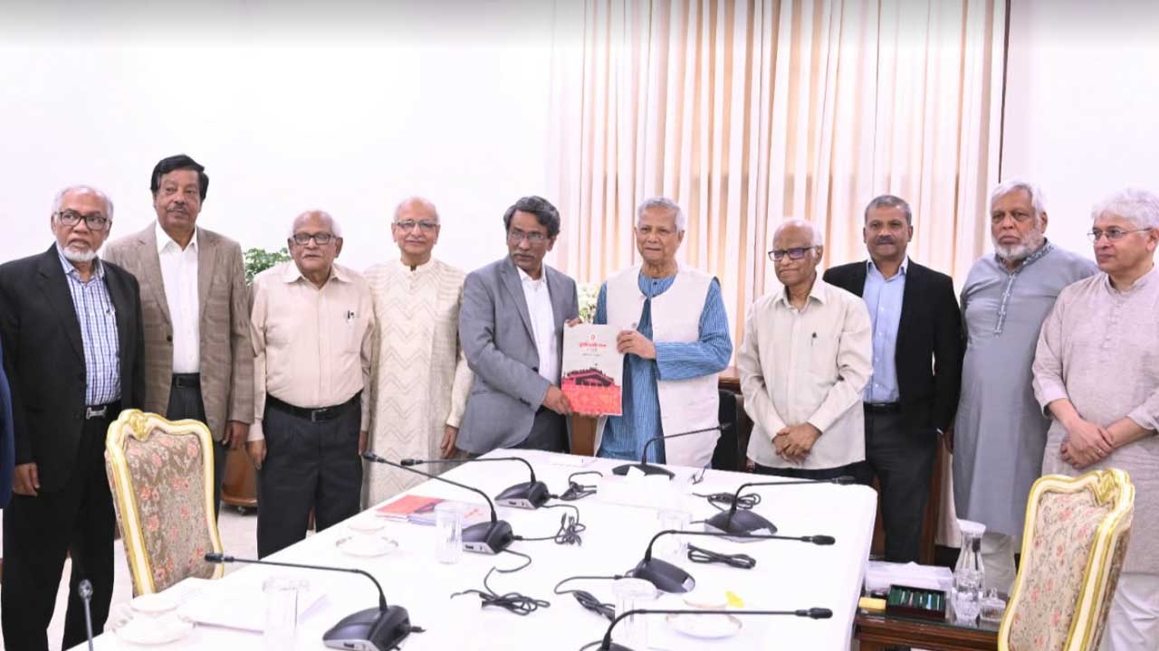 জুলাই জাতীয় সনদ বাস্তবায়নের সুপারিশমালা প্রধান উপদেষ্টার কাছে হস্তান্তর