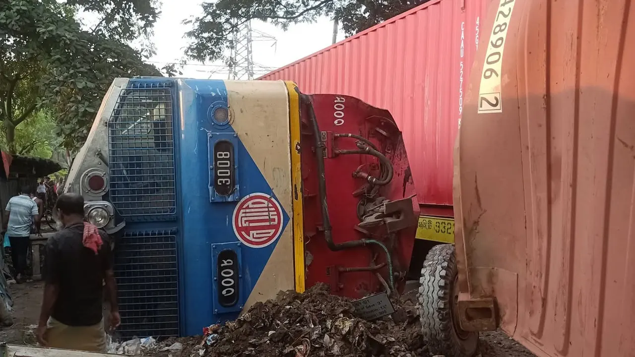 লরির ধাক্কায় উল্টে গেল ট্রেনের ইঞ্জিন