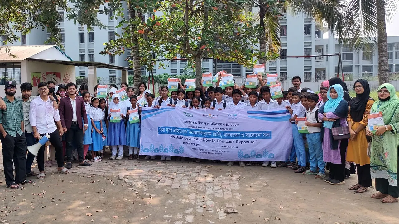 আন্তর্জাতিক সিসা দূষণ প্রতিরোধ সপ্তাহ উপলক্ষে খুবিতে সচেতনতামূলক র‌্যালি ও মানববন্ধন অনুষ্ঠিত। ছবি : কালবেলা
