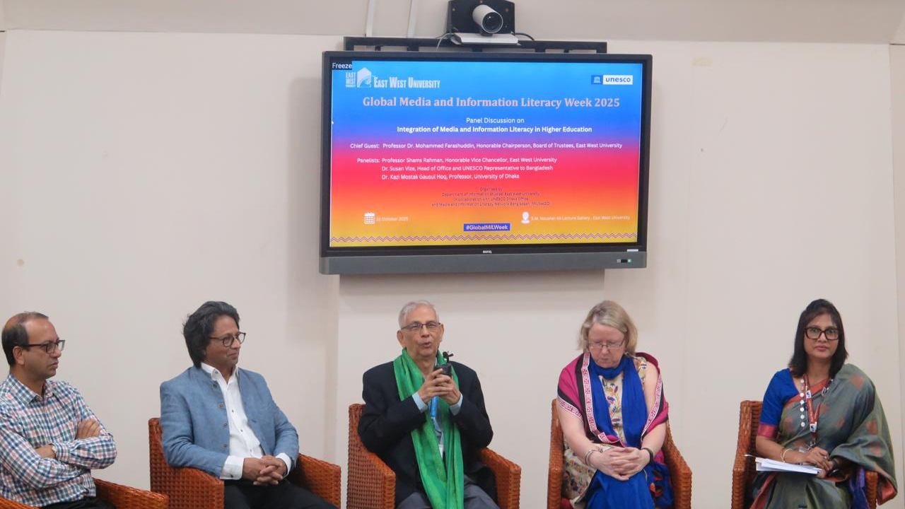 ইস্ট ওয়েস্ট ইউনিভার্সিটিতে ‘গ্লোবাল মিডিয়া এন্ড ইনফরমেশন লিটারেসি’ সপ্তাহ উদযাপন। সৌজন্য ছবি