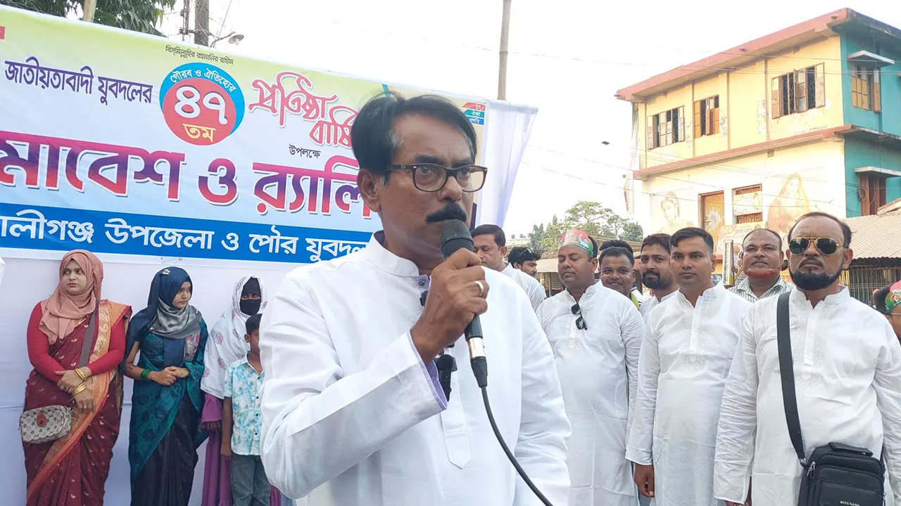 ঝিনাইদহে যুবদলের ৪৭তম প্রতিষ্ঠাবার্ষিকী উপলক্ষে সমাবেশে বক্তব্য রাখছেন স্বেচ্ছাসেবক দলের সিনিয়র যুগ্ম সম্পাদক সাইফুল ইসলাম ফিরোজ। ছবি : কালবেলা