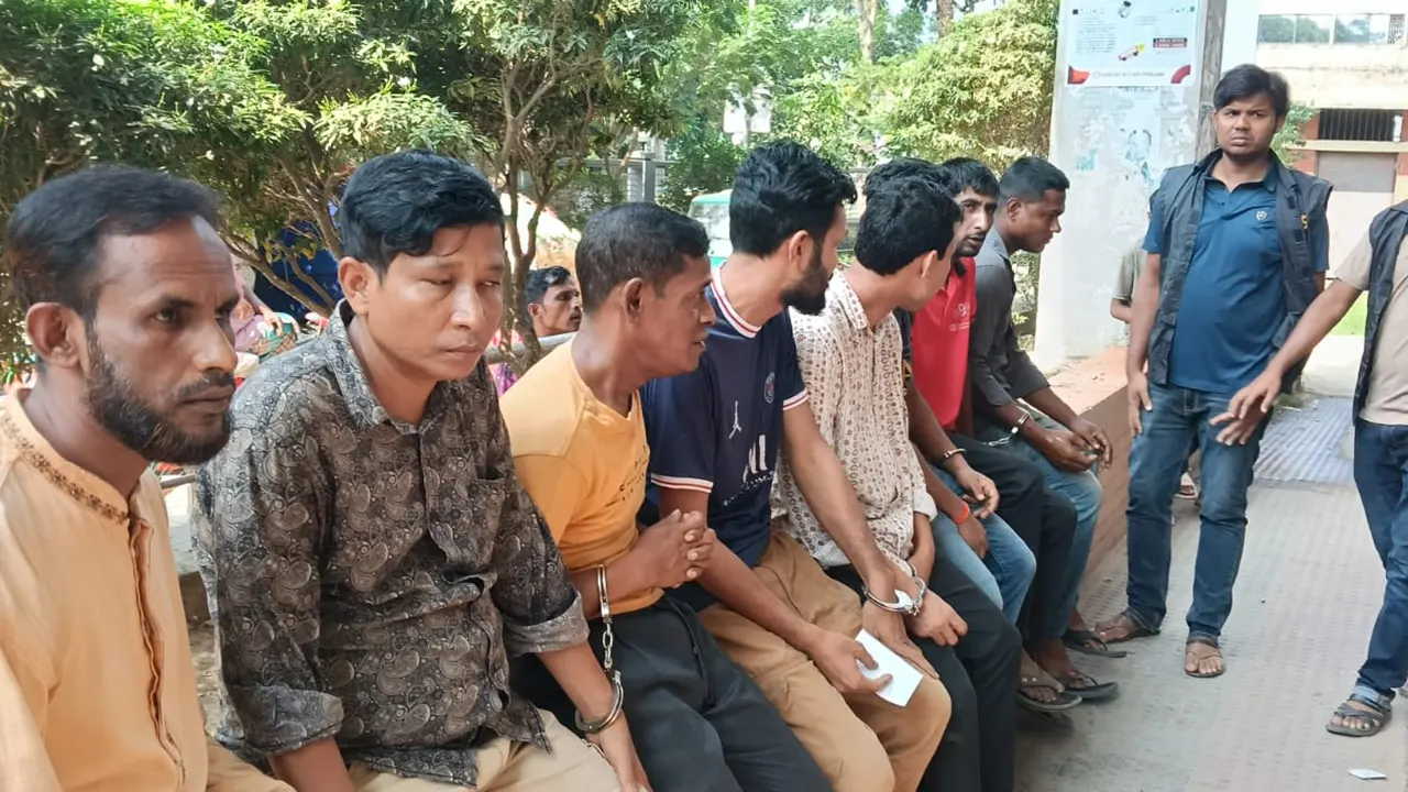 হবিগঞ্জ আধুনিক সদর হাসপাতাল থেকে ৯ দালালকে আটক। ছবি : কালবেলা