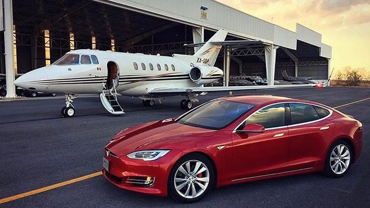 সামরিক বিমানের ধাক্কা থেকে অল্পের জন্য রক্ষা পেল টেসলা গাড়ি