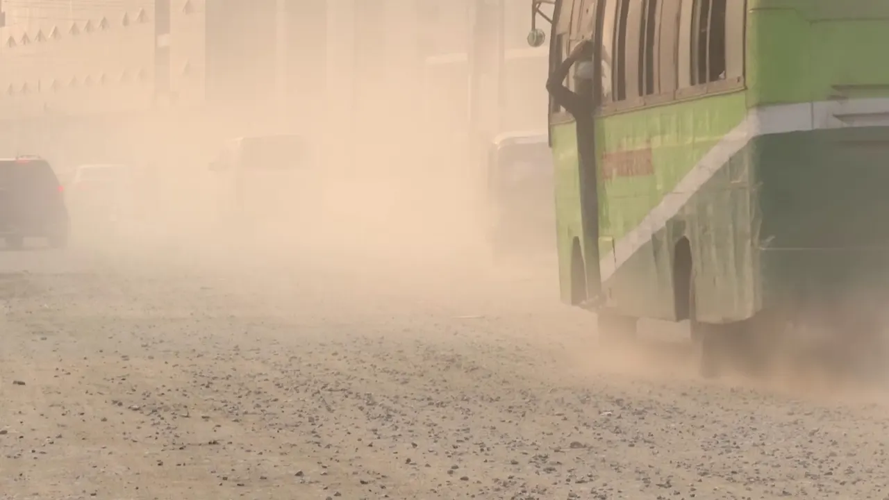 ভয়াবহ বায়ুদূষণের কবলে লাহোর, ঢাকার খবর কী