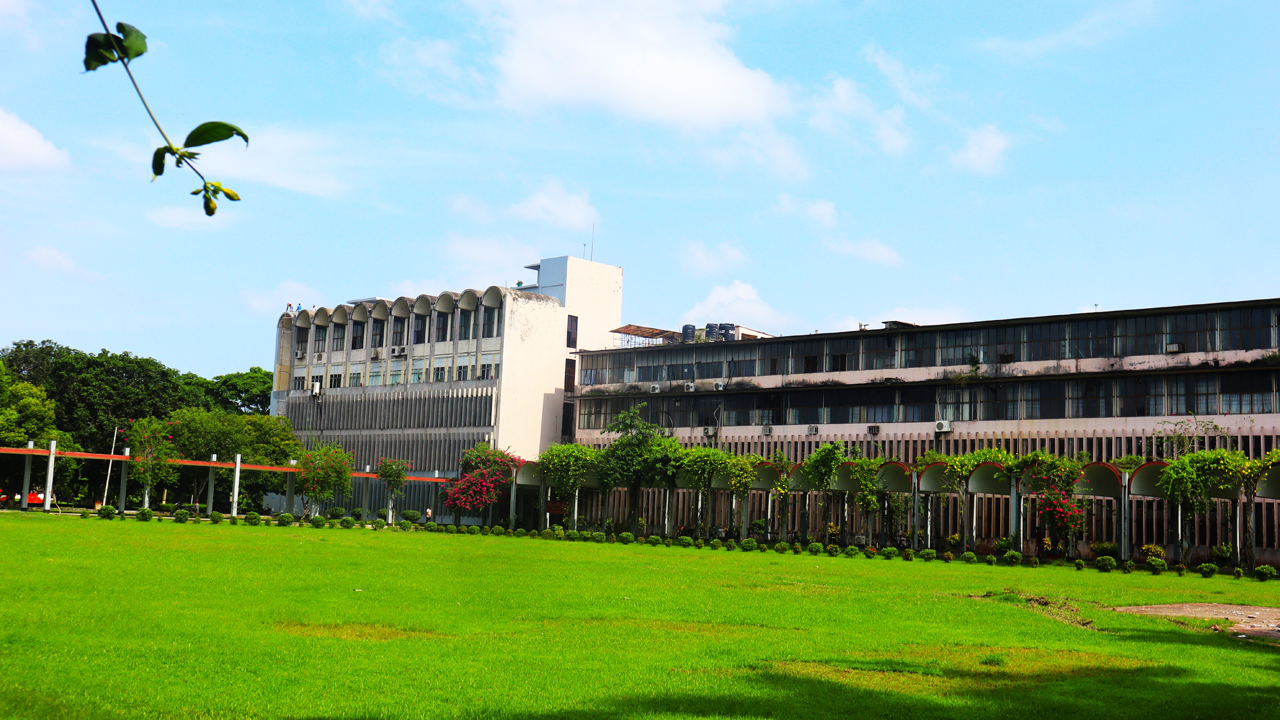 ছাত্রীদের ব্যক্তিগত ছবি সিনিয়র ভাইকে পাঠাতেন বিশ্ববিদ্যালয় ছাত্রী