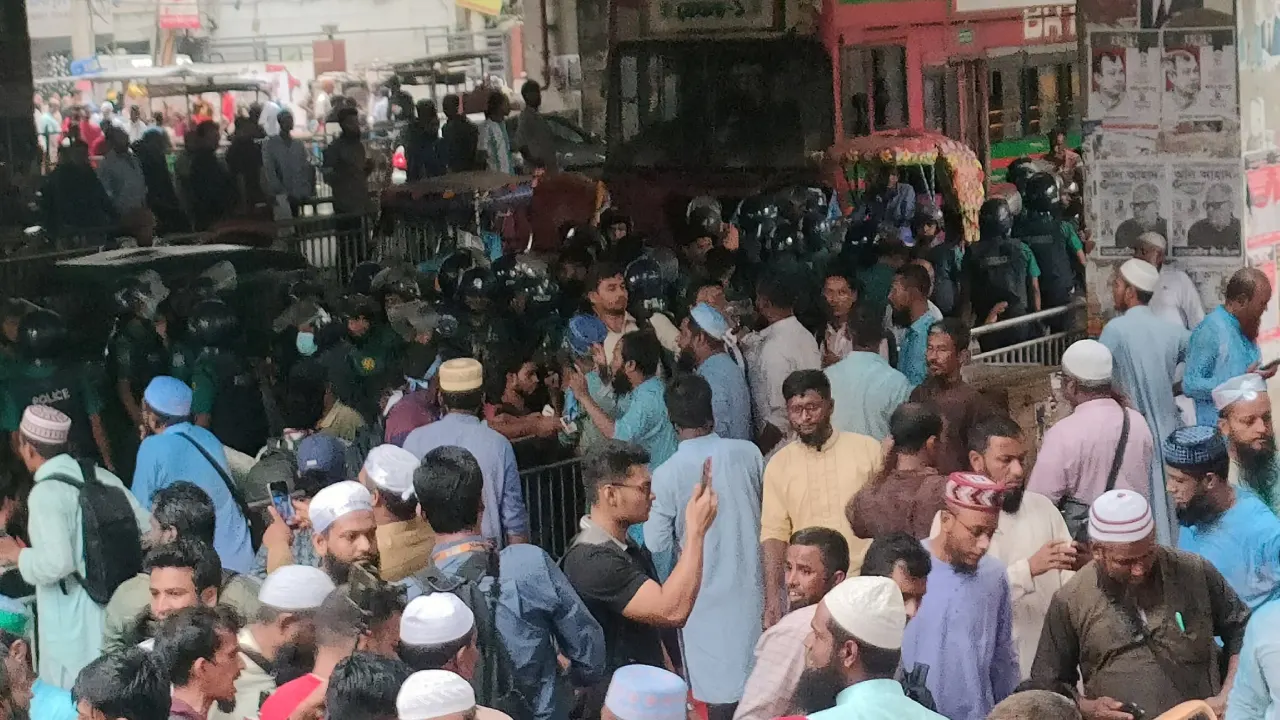 ইবতেদায়ী শিক্ষকদের মিছিল ছত্রভঙ্গ করে দিল পুলিশ