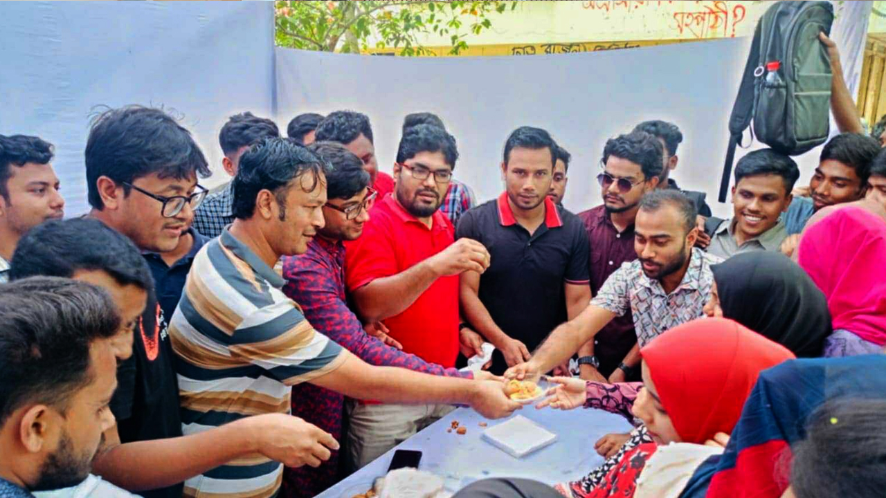 জবি ছাত্রদল নেতার উদ্যোগে ফুচকা ফেস্ট