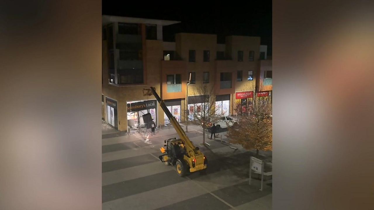 আস্ত এটিএম মেশিন তুলে নিয়ে গেল চোরদল