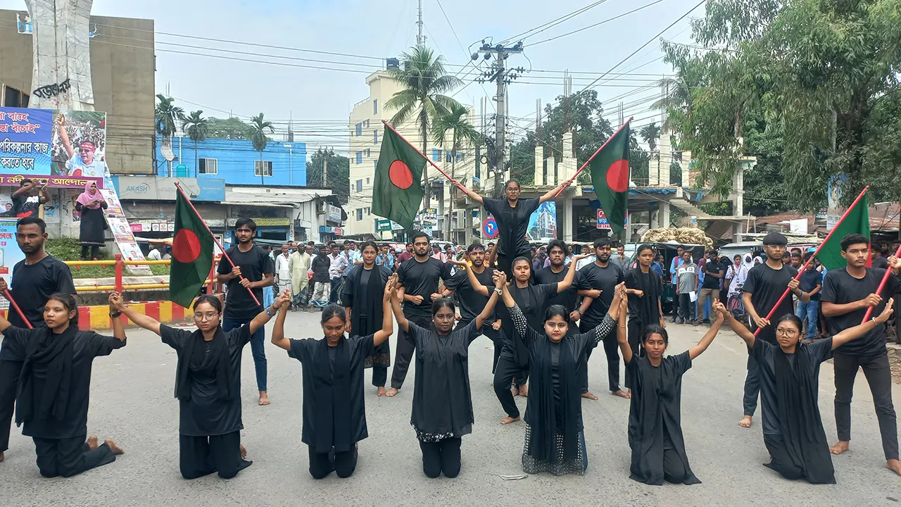 তিস্তা নদী রক্ষার দাবিতে শিক্ষার্থীদের ব্যতিক্রমী ফ্ল্যাশ মব