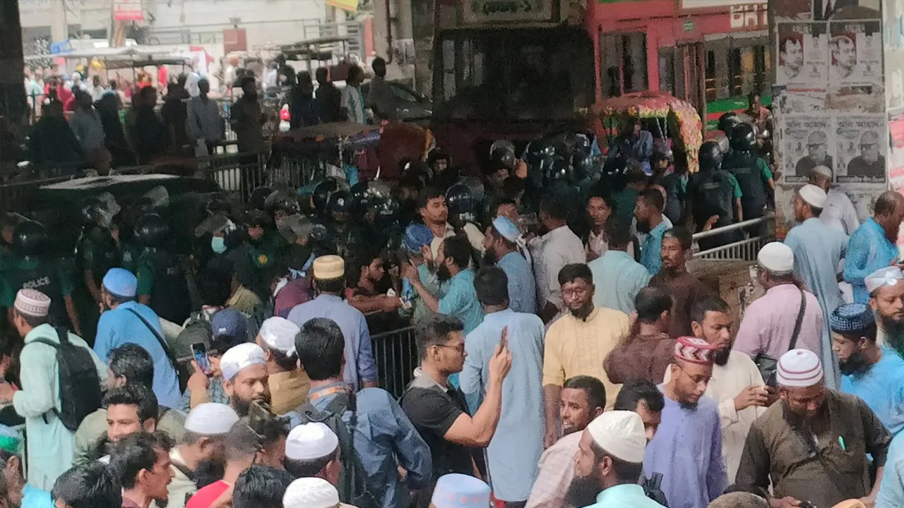 যমুনা অভিমুখে লং মার্চের ঘোষণা ইবতেদায়ি শিক্ষকদের