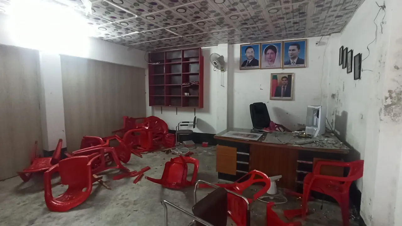 খুলনায় বিএনপির অফিস ভাঙচুর করল হেলালপন্থি নেতাকর্মীরা 