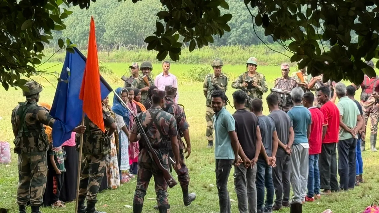 চৌদ্দগ্রাম সীমান্তে ১৯ বাংলাদেশিকে বিজিবির কাছে হস্তান্তর