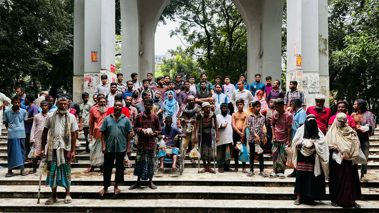 স্নাতকের শেষ দিনে দুঃস্থদের খাবার বিতরণ জবি শিক্ষার্থীদের
