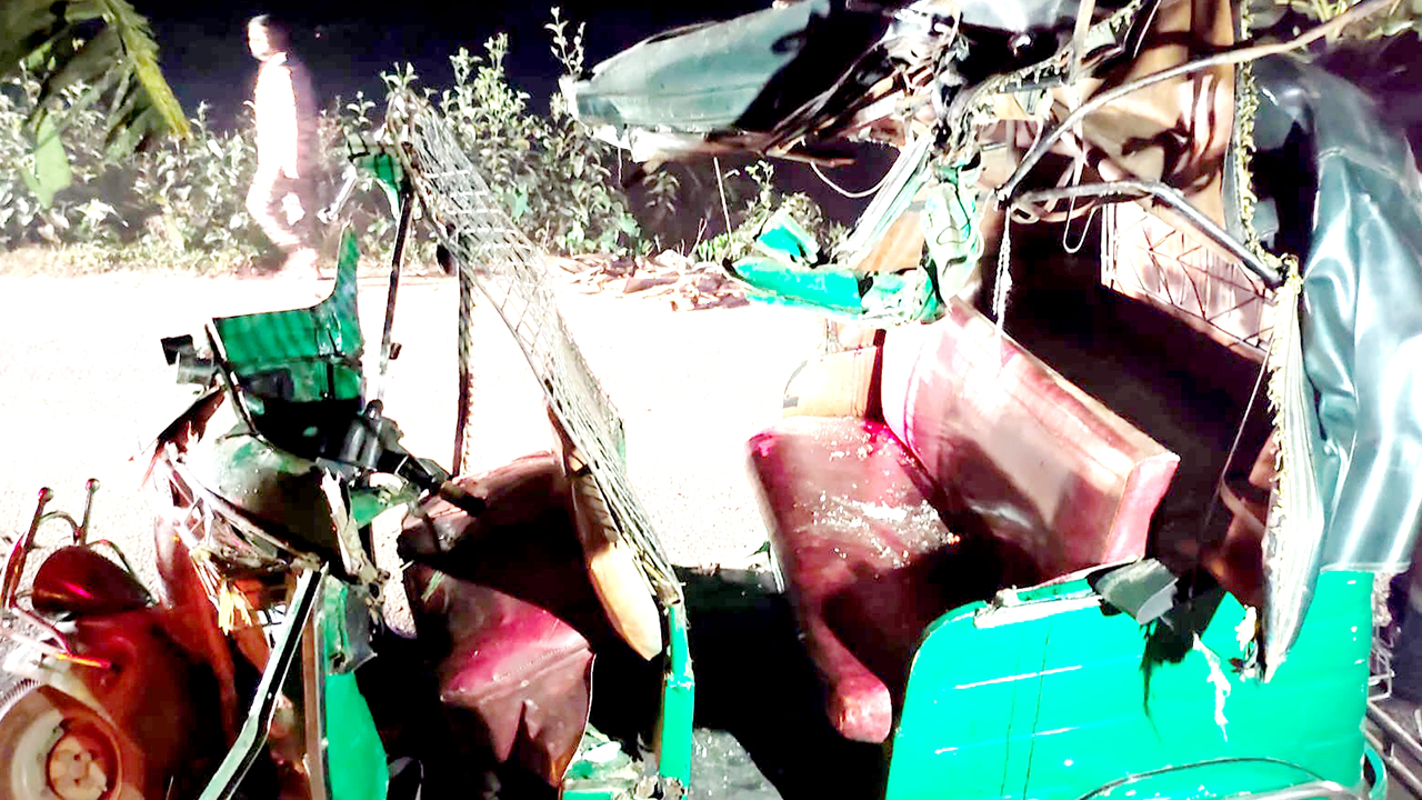 দাঁড়িয়ে থাকা ট্রাকে সিএনজির ধাক্কা, নিহত ২