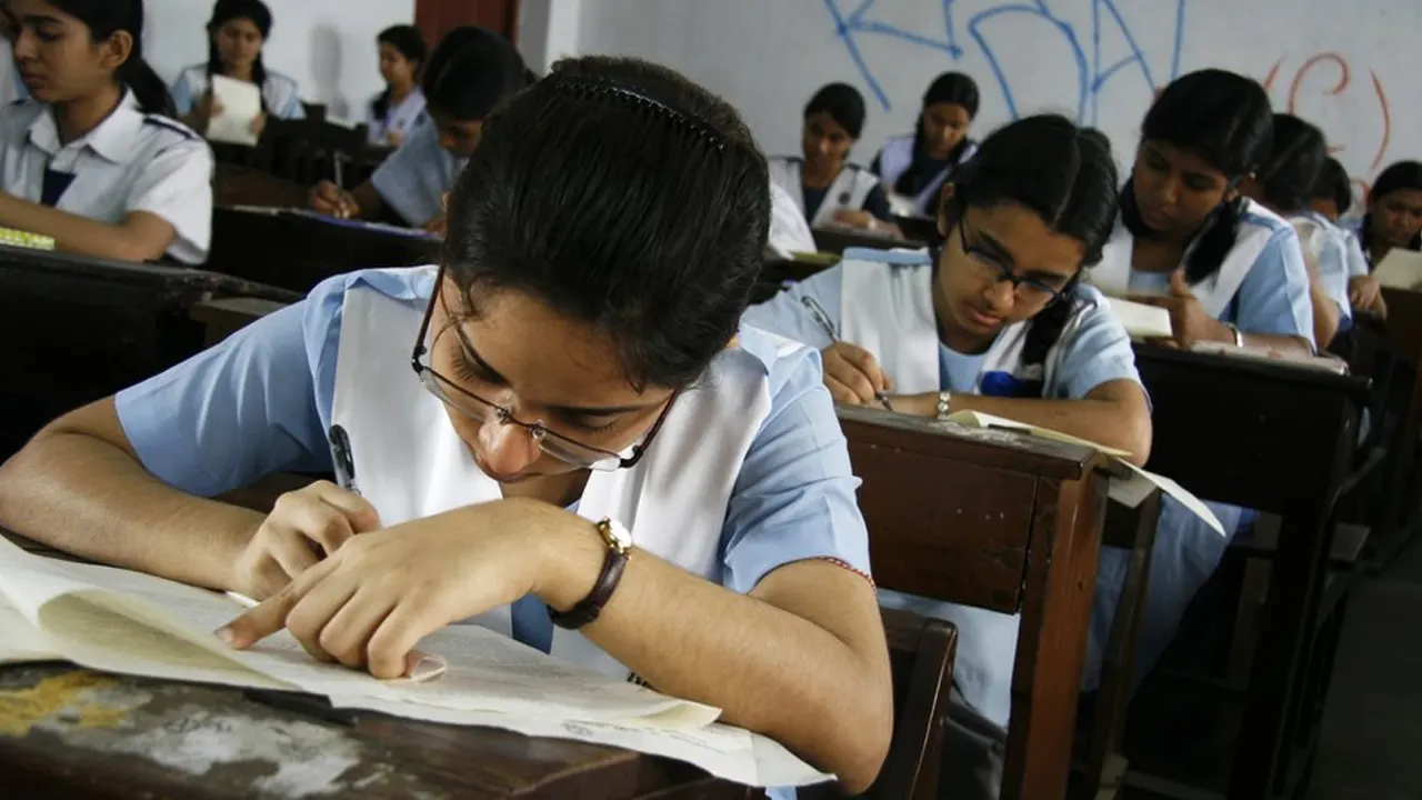 এসএসসির সময়সূচির বিষয়ে সতর্ক করল ইসি