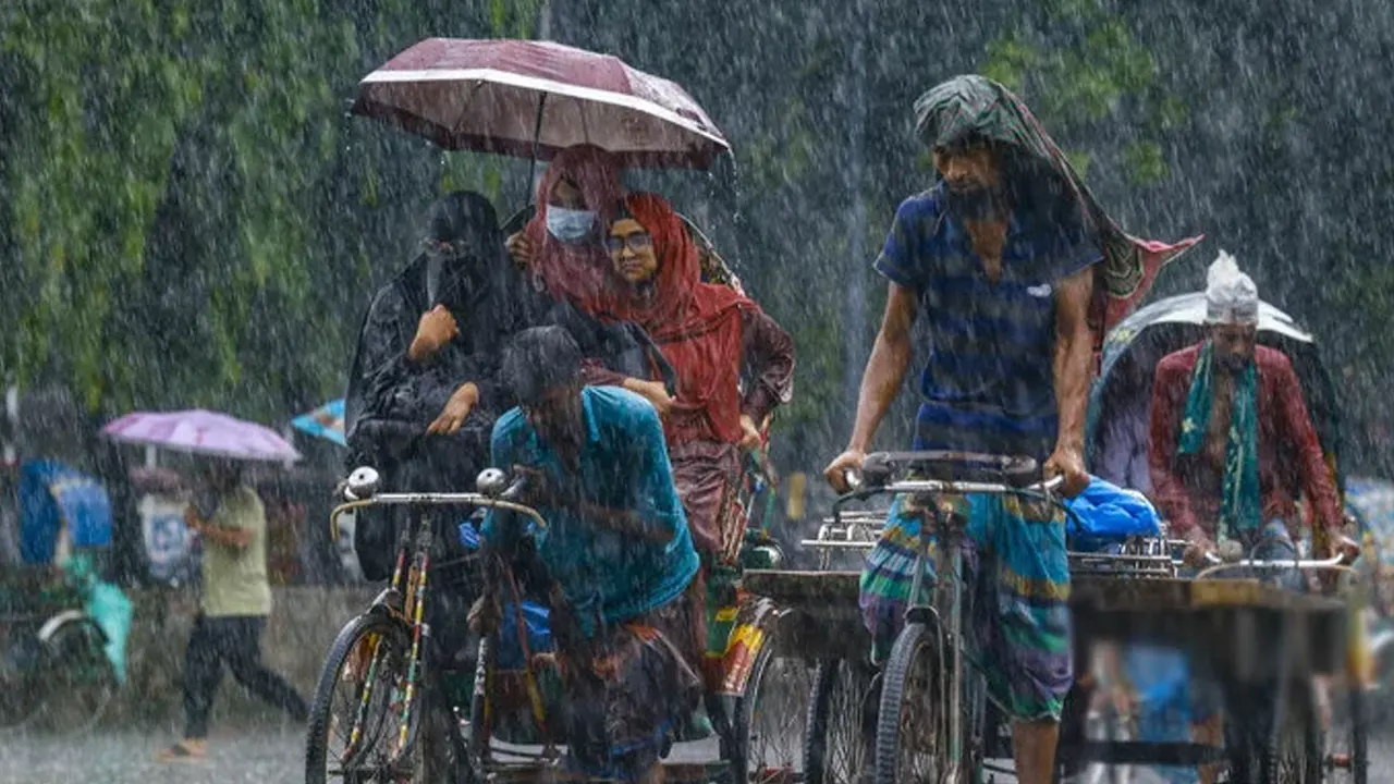 রাজধানীতে দুপুর ১টার মধ্যে বজ্রসহ বৃষ্টির আভাস