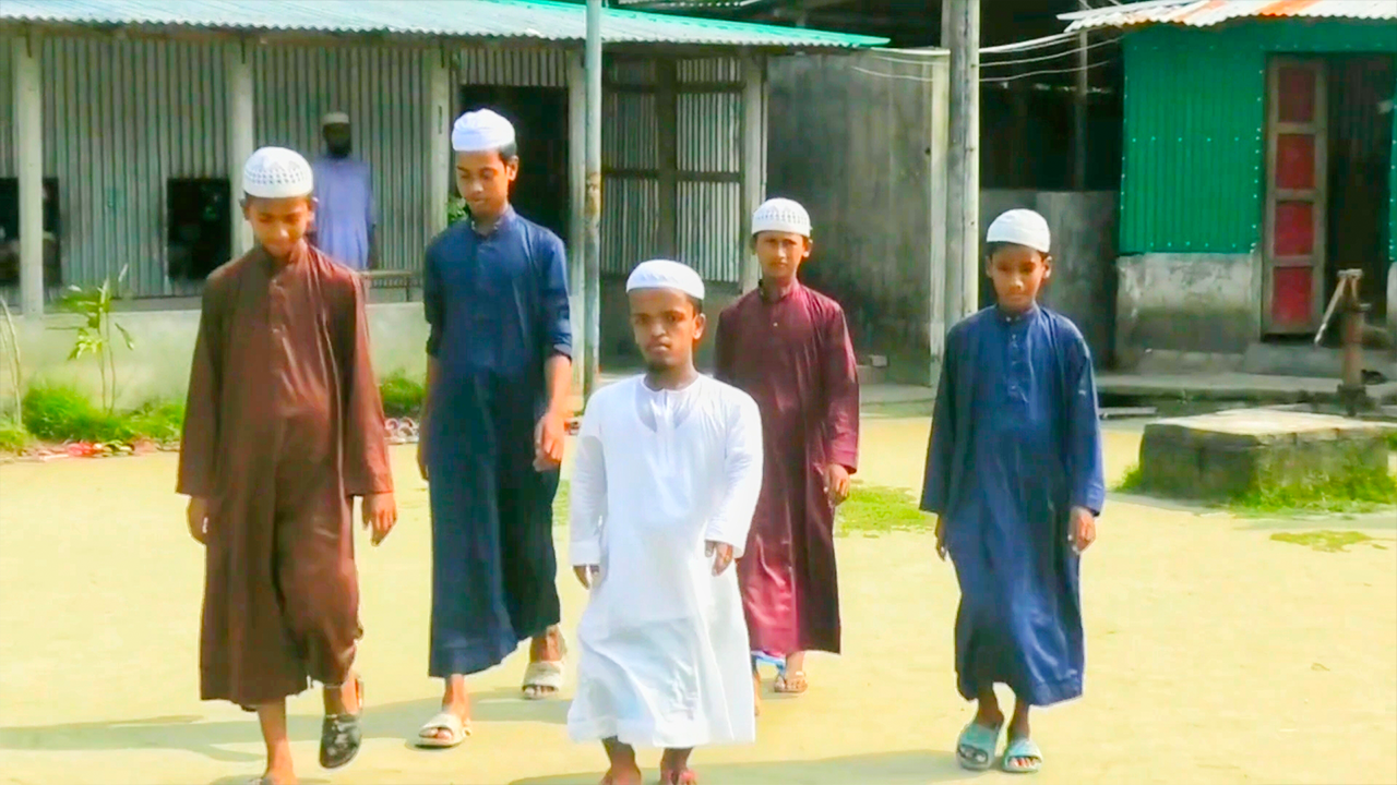 শারীরিক প্রতিবন্ধকতাকে জয় করেছেন হাফেজ রায়হান