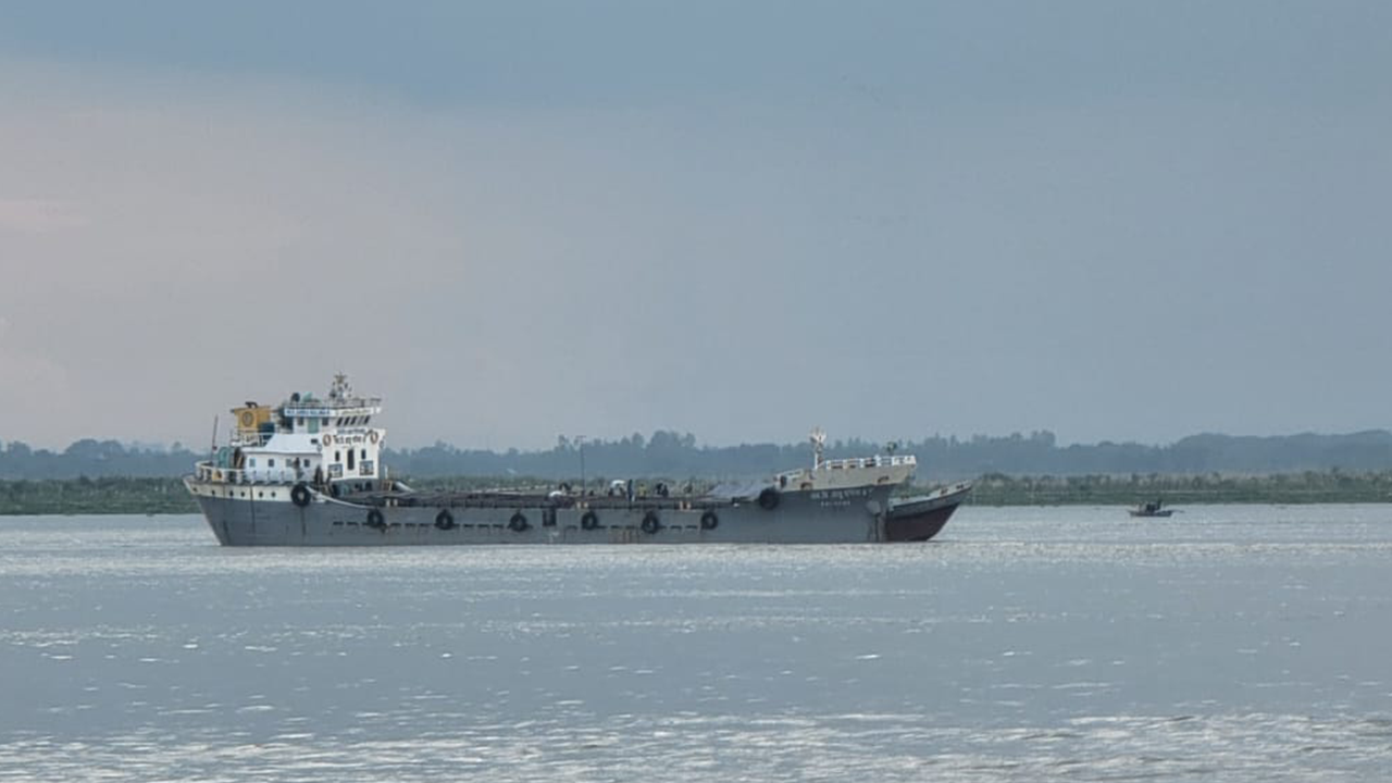 পদ্মায় ৮ দিন ধরে আটকা সারবোঝাই জাহাজ