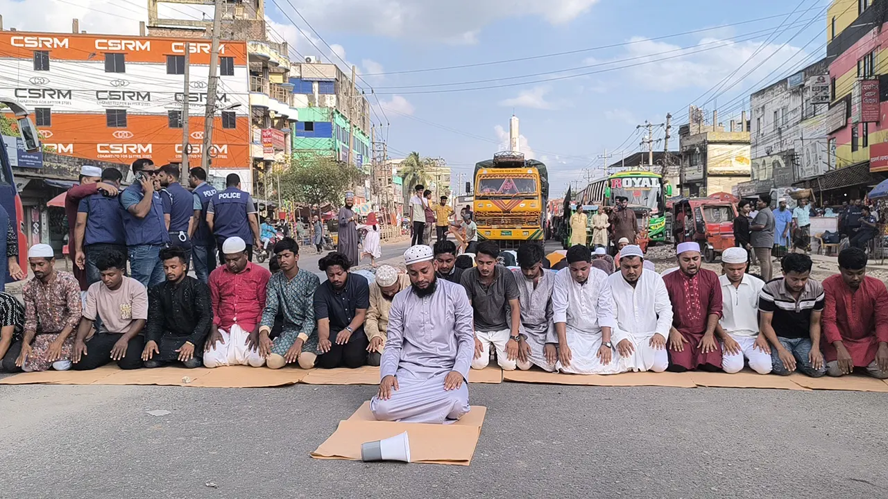 ভৈরবকে জেলার দাবিতে মহাসড়কে নামাজ আদায়