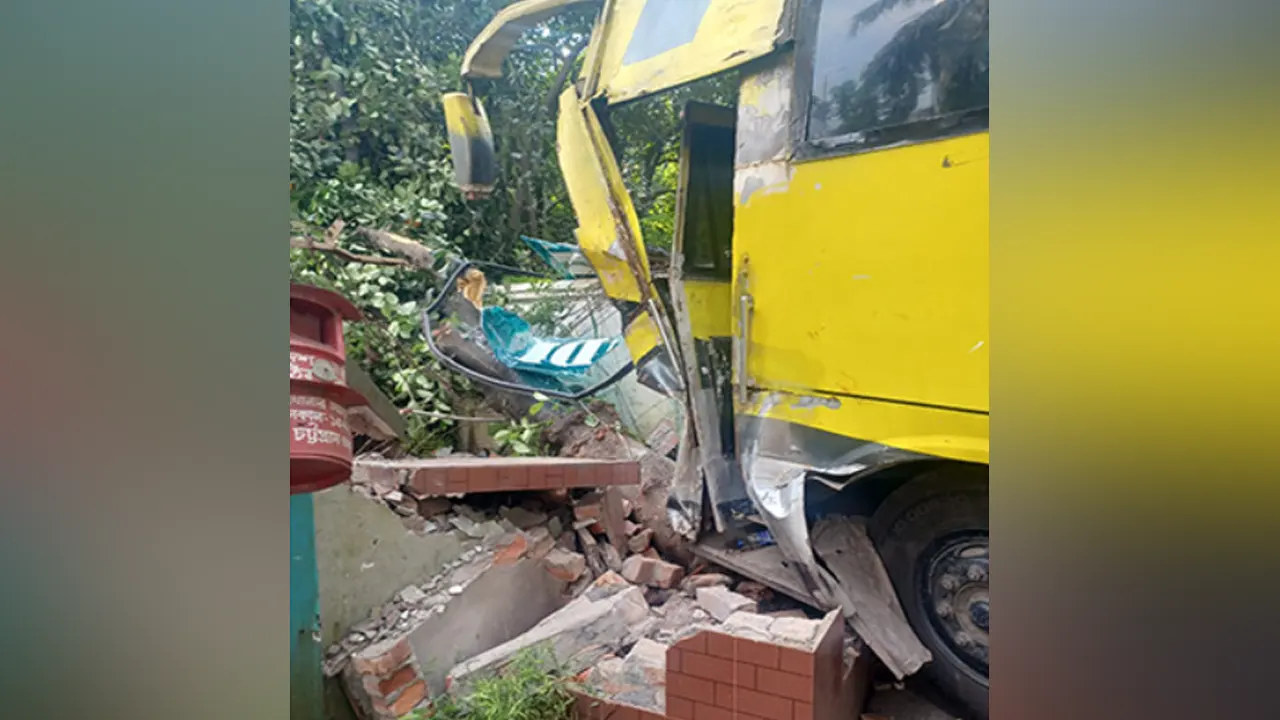 স্টেডিয়ামে যাওয়ার পথে নিয়ন্ত্রণ হারালো পুলিশবাহী বাস, আহত ২০