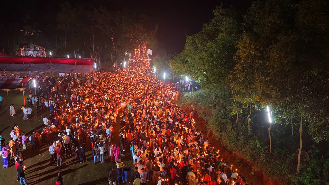 শেরপুরের নালিতাবাড়ীতে ফাতেমা রানীর তীর্থোৎসবে আলোকিত গারো পাহাড়। ছবি : কালবেলা
