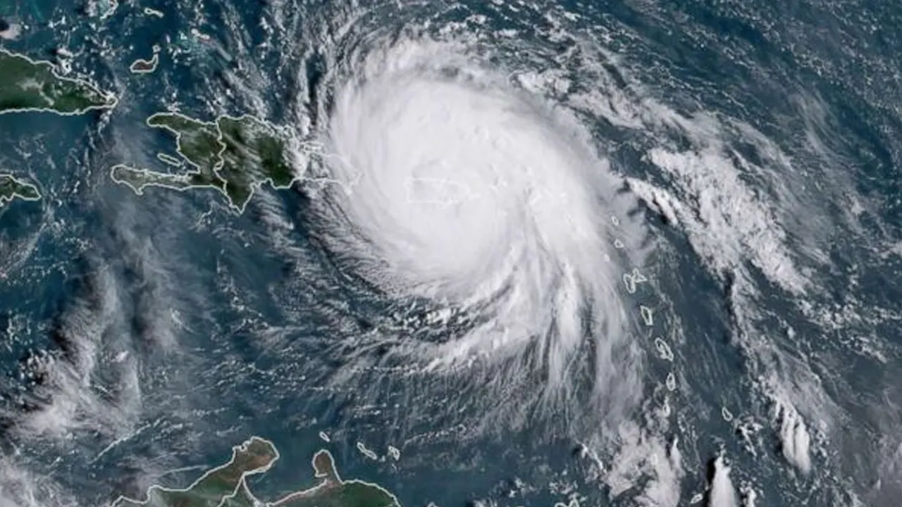 তছনছ করে দুর্বল হলো ঘূর্ণিঝড় মেলিসা