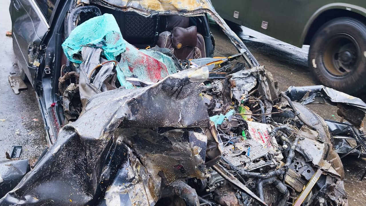 বাস-প্রাইভেটকার মুখোমুখি সংঘর্ষে বাবা ও মেয়ে নিহত