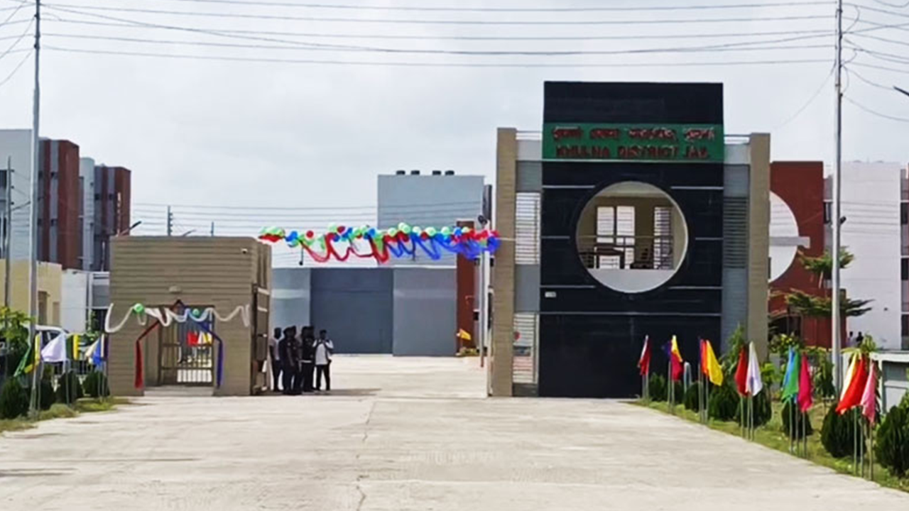 খুলনায় নতুন কারাগার চালু, কয়েদিদের ফুল দিয়ে বরণ