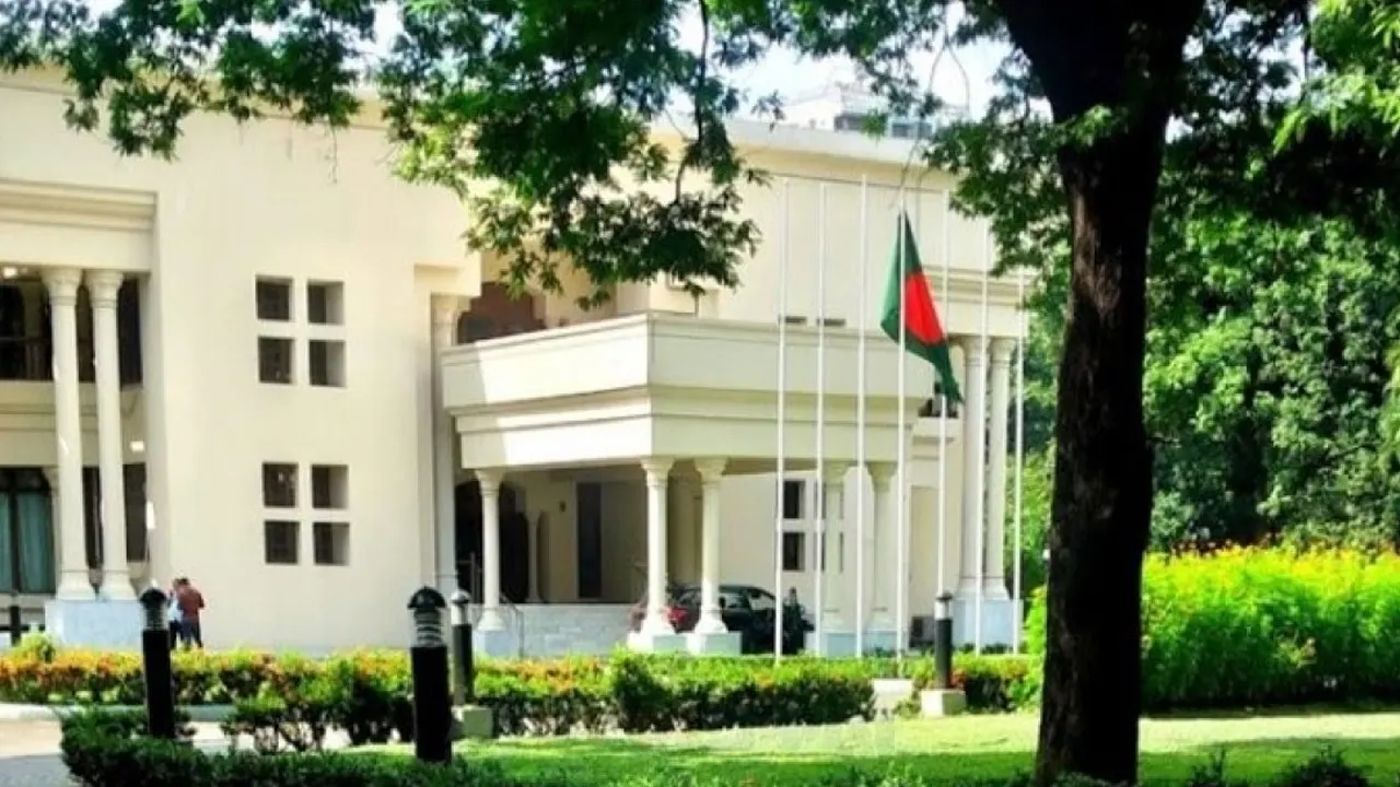 প্রধান উপদেষ্টার সঙ্গে বৈঠক করতে যমুনায় ৩ বাহিনীর প্রধান